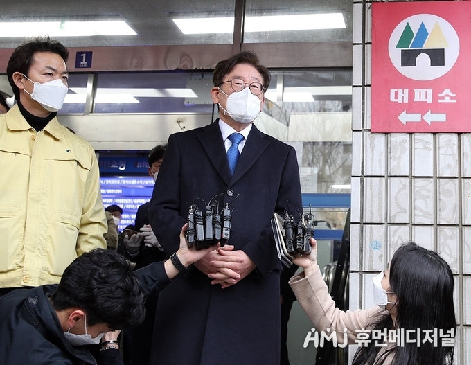 지난 25일 경기도가 과천 신천지 시설에 강제진입, 신도명단을 확보한 뒤 현장 지휘한 이재명 경기지사가 기자들의 질문에 답변하고 있다.(경기도청 제공)