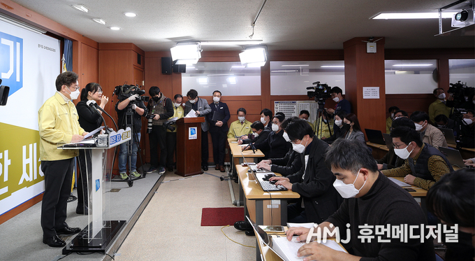 이재명 경기지사가 28일 도청 브리핑룸에서 긴급기자회견을 열고 도내 거주 신천지 신도 코로나19 유증상자 740명 발생과 대비책에 대해 설명하고 있다.(경기도청 제공)