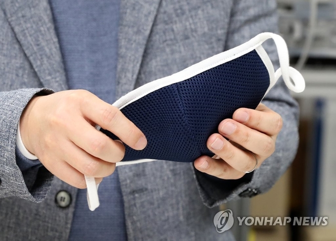 김일두 한국과학기술원(KAIST) 신소재공학과 교수가 지난 3월 16일 20번 이상 빨아 써도 차단 성능이 유지되는 마스크를 개발해 언론에 공개하고 있다.( KAIST 제공)