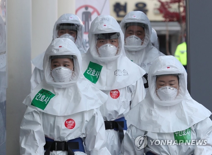 8일 오전 대구동산병원에서 코로나19 확진자 진료에 투입되는 의료진이 음압병동으로 향하고 있다.