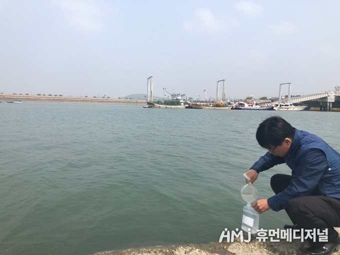 서해안 바닷물 채수 작업(경기도청 제공)