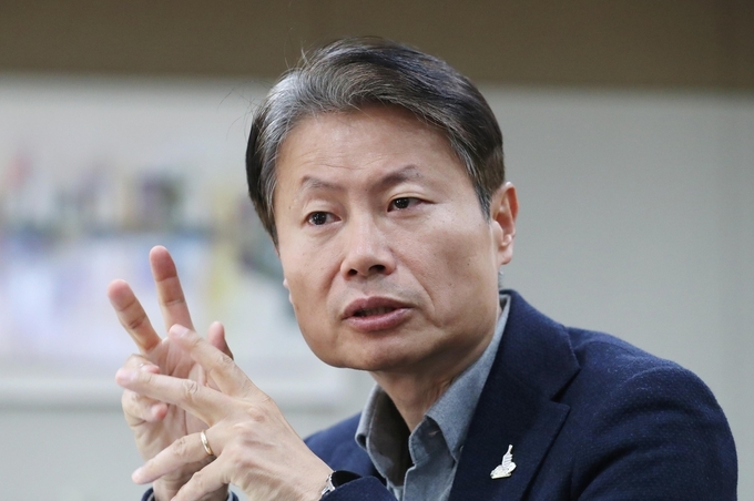 김강립 보건복지부 차관(중앙재난안전대책본부 제1총괄조정관)이 25일 세종시 정부세종청사에서 코로나19 대처에 있어 최대 위험요소는 느슨해지고 있는 사회적 분위기라고 강조하고 있다.