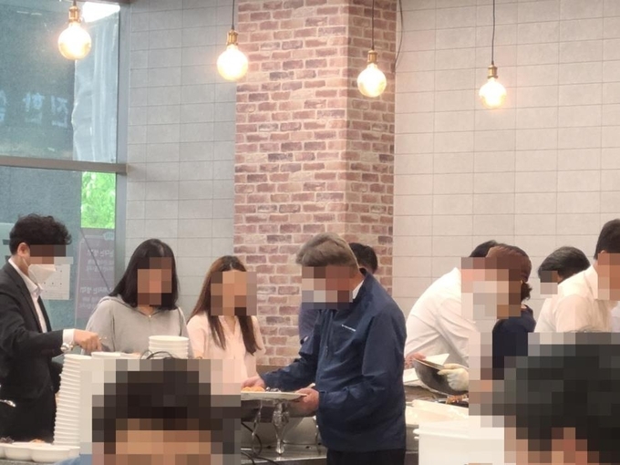 지난 19일 오후 서울 송파구의 한 한식뷔페에서 손님들이 마스크를 쓰지 않은 채 음식을 식판에 옮기는 모습.