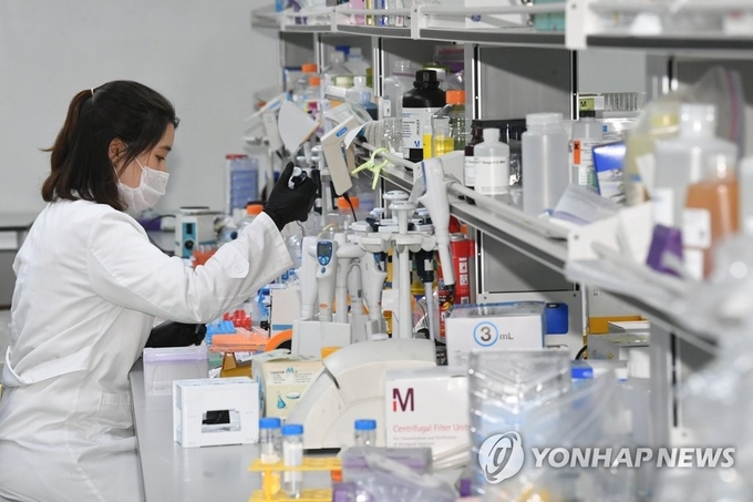 5월 13일 오후 경기도 용인시 GC녹십자에서 직원들이 신종 코로나바이러스 감염증(코로나19) 혈장 치료제 개발을 위해 연구 활동을 하고 있다.