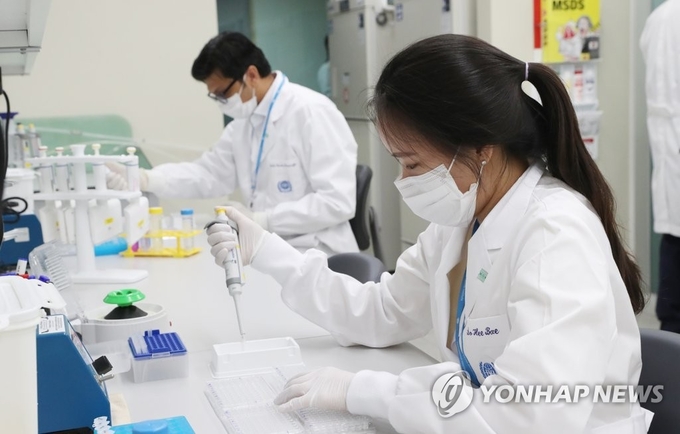 백신 개발 관련 실험하는 연구원들<br>
2020년 7월 8일 오전 서울 관악구 국제백신연구소(IVI)에서 연구원들이 백신 개발 관련 실험을 하고 있다.