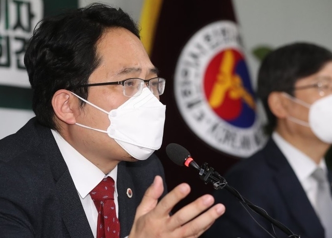 대한의사협회 최대집 회장이 22일 오전 서울 용산구 대한의사협회 용산임시회관에서 열린 의료 4대 악 대응 설문조사 결과발표 기자회견에서 입장발표 하고 있다.
