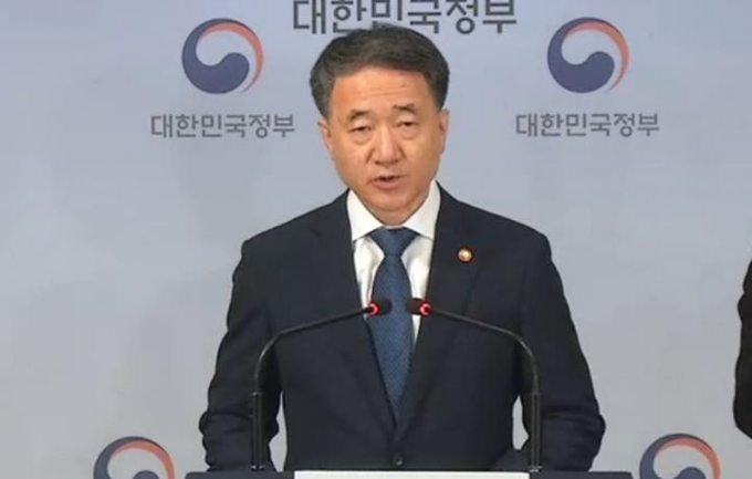 의과대학 정원 확대 방안에 반대하는 전공의들의 집단 휴진(파업)을 하루 앞둔 6일 박능후 보건복지부 장관이 정부서울청사에서 대국민 담화를 발표하고 있다