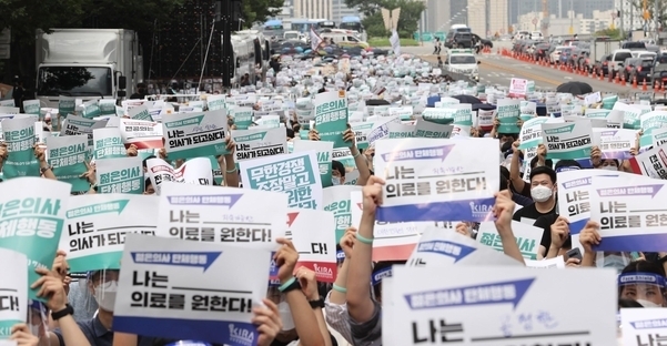 7일 오후 서울 여의도공원 입구에서 대한전공의협의회 관계 학생들이 정부의 의사 정원 확대안에 대해 반대하며 단체행동을 하고 있다. /연합뉴스