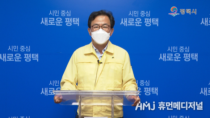 평택보건소 김영호 소장이 10일 코로나19 지역감염 확산 차단과 관련, 긴급브리핑을 하고 있다.(평택시청 제공)