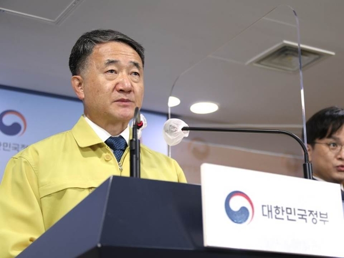 박능후 보건복지부 장관이 25일 오후 정부서울청사에서 중앙재난안전대책본부 회의를 마친 후 브리핑을 하고 있다.