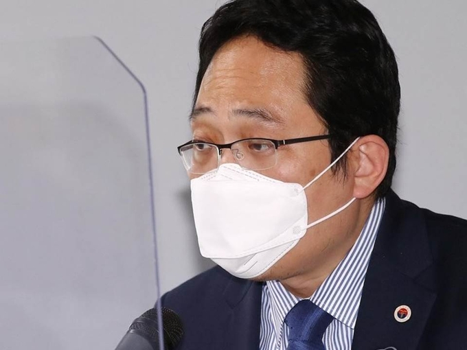 최대집 대한의사협회장이 지난 10일 오후 서울 용산구 대한의사협회에서 열린 '코로나19 방역의 현주소와 앞으로 나가야 할 방향' 토론회에서 인사말을 하고 있다.(연합)