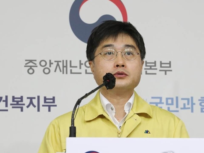 코로나19 국내 신규 환자 600명대, 브리핑하는 윤태호 반장