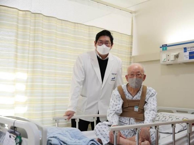 박병준 중앙대 흉부외과 교수, 100세 김영원 할아버지 폐암 수술 성공 기념사진 [중앙대학교병원 제공. 재판매 및 DB 금지]<br>
<br>
&nbsp;