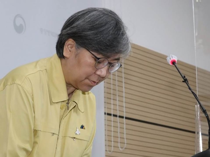 인사하는 정은경 청장