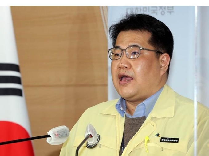 손영래 중앙사고수습본부 전략기획반장(보건복지부 대변인)이 3일 정부서울청사에서 코로나19 중대본 결과 브리핑을 하고 있다