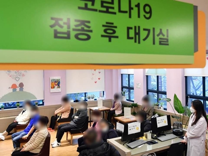 신종 코로나바이러스 감염증(코로나19) 백신 접종 첫날인 26일 오전 부산 해운대구 보건소에서 요양시설 종사자와 입소자 등이 접종 후 대기하며 부작용 여부 경과를 지켜보고 있다