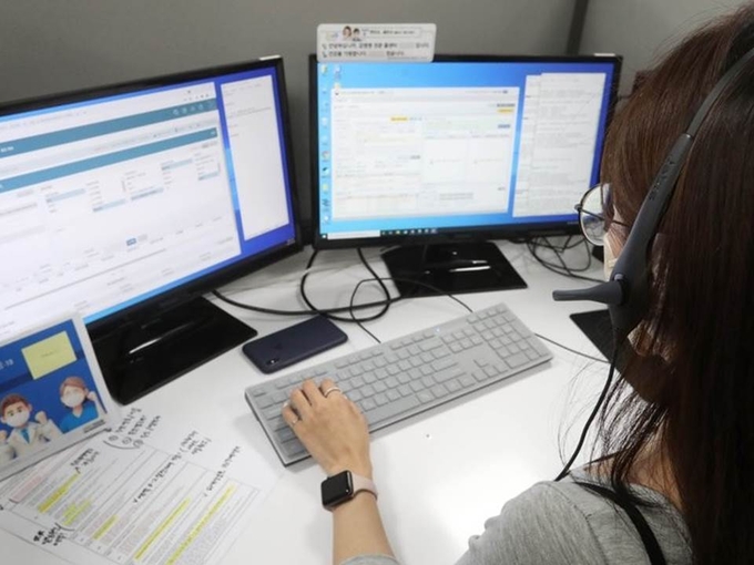 70∼74세 어르신 대상 코로나19 예방 접종 신청 첫날인 지난 6일 영등포 1339 콜센터에서 직원들이 접종 예약을 받고 있는 모습.