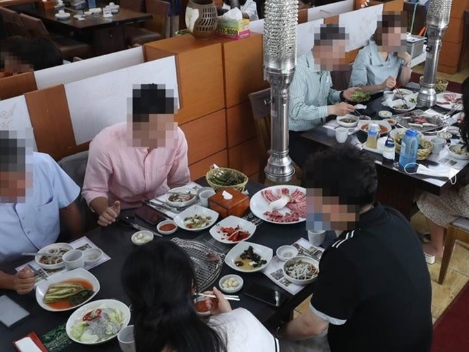 합석은 안 되지만…사적 모임 8명까지 확대