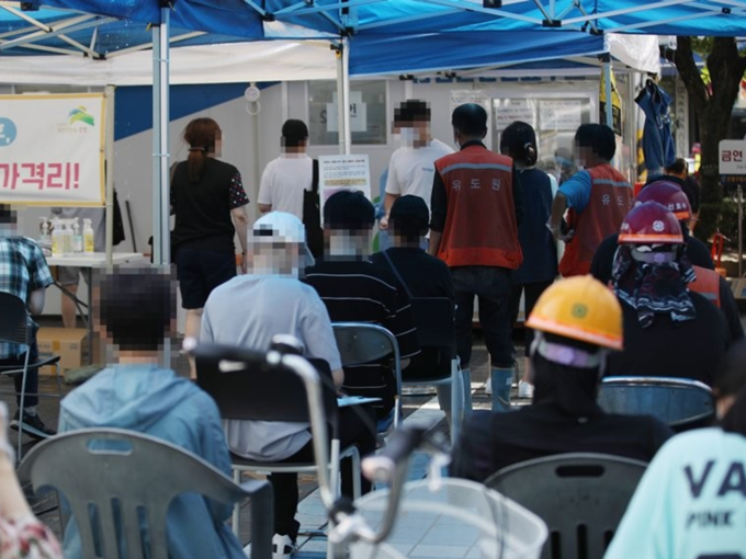 21일 오후 서울 은평구 보건소에서 시민들이 신종 코로나바이러스 감염증(코로나19) 선별검사를 받기 위해 대기하고 있다.