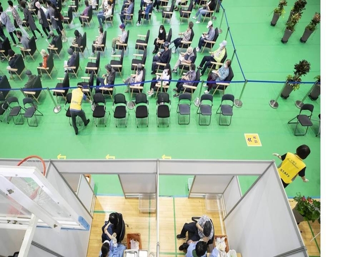 백신 접종을 위해 대기하는 시민들
