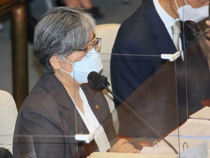정은경 질병관리청장이 7일 서울 여의도 국회에서 열린 예산결산특별위원회 전체회의에 참석하고 있다.