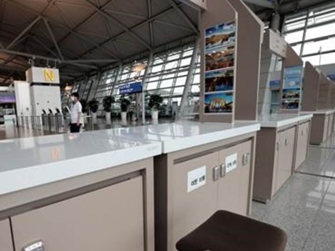 텅 빈 인천국제공항 여행사 창구