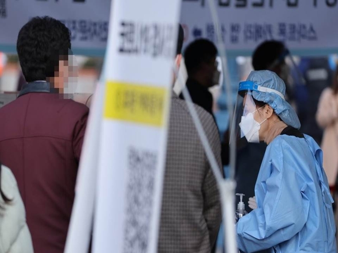 신종 코로나바이러스 감염증(코로나19) 신규 확진이 역대 두 번째인 3천187명을 기록한 17일 오전 서울 중구 서울역 광장 코로나19 임시선별진료소에서 의료진이 검사를 진행하고 있다