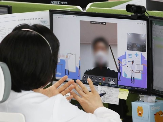 지난 19일 경기도 성남시의료원 재택치료 상황실에서 의료진이 '팍스로비드'를 복용하며 재택치료 중인 환자를 화상전화를 통해 진료하고 있다