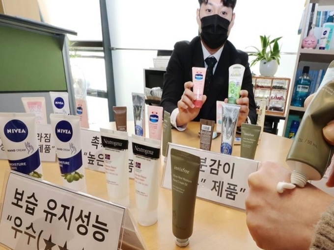 한국소비자원 관계자가 2일 오전 세종시 정부세종청사에서 소비자 선호도가 높은 핸드크림 10개 제품을 대상으로 시험·평가한 결과를 설명하고 있다.