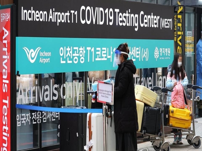 중국발 한국행 항공기에 탑승하는 모든 내·외국인의 코로나19 음성확인서 제출 의무화 첫날인 5일 오전 인천국제공항 제1여객터미널 코로나19 검사센터에서 입국자들이 수하물을 세워두고 센터로 들어가고 있다.