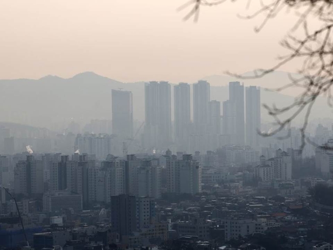 5일 오전 서울 와룡공원에서 바라본 모습. 이날 미세먼지 농도는 수도권·충청권·호남권·제주권은 '나쁨', 그 밖의 권역은 '보통' 수준을 보일 예정이다