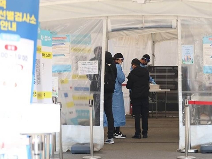 코로나19 신규확진 감소세, 한산해진 선별검사소