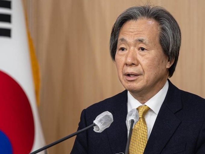 정기석 코로나19 특별대응단장 겸 국가감염병위기대응자문위원장이 16일 오전 서울 종로구 정부청사별관에서 열린 코로나19 대응 중대본 브리핑에서 최근 감염 경향에 대해 말하고 있다.