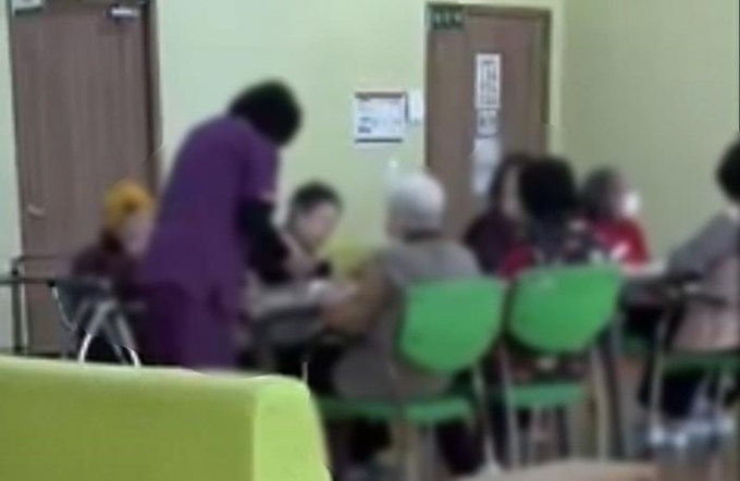 한 숟가락으로 여러 노인 떠먹이는 요양보호사<br>
제보자 A씨 제공. 재판매 및 DB 금지.