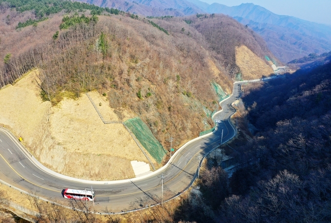 <strong>진부령 굽잇길 지나는 버스</strong>