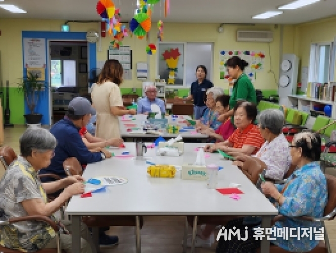 주간보호센터에서 인지프로그램에 참여하고 있는 노인들.
