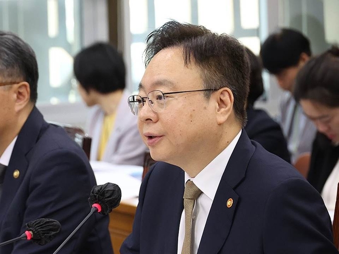 11일 국회에서 열린 보건복지위원회 국정감사에 출석한 조규홍 보건복지부 장관이 의원 질의에 답하고 있다. `