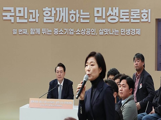 윤석열 대통령이 8일 서울 성동구 레이어57에서 '국민과 함께하는 민생토론회 - 열 번째, 함께 뛰는 중소기업·소상공인, 살맛나는 민생경제'에서 오영주 중소벤처기업부 장관의 민생경제 활성화 방안 주제 발표를 듣고 있다. [대통령실통신사진기자단