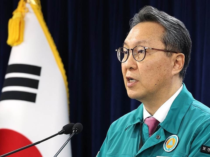 박민수 중앙재난안전대책본부 제1총괄조정관(보건복지부 제2차관)이 24일 종로구 정부서울청사에서 의사 집단행동 중앙재난안전대책본부 회의 결과를 설명하고 있다. 