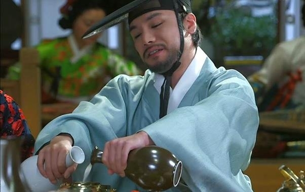 <strong>막걸리와 증류식 소주를 섞는 혼돈주(混沌酒) </strong>사진 출처 : SBS 드라마 '별에서 온 그대' 화면 캡처