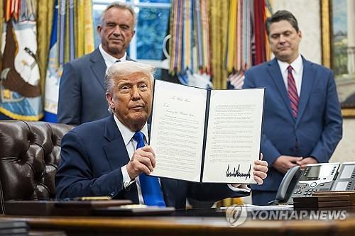 <strong>행정명령 서명한 트럼프 미국 대통령</strong><br>
[워싱턴 EAP 연합뉴스 