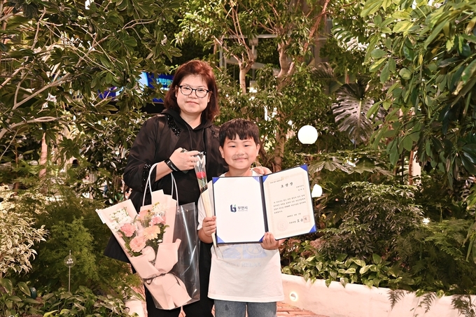 부원초교 정태운군과 어머니.(부천시 제공)