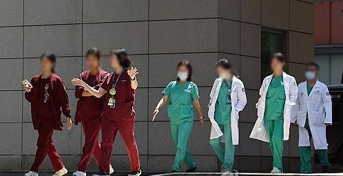 이동하는 의료인들