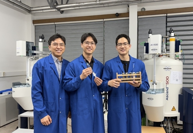 <strong>KAIST 김현우 교수 연구팀</strong><br>
왼쪽부터 김현우 교수, 김동훈·최경선 박사과정