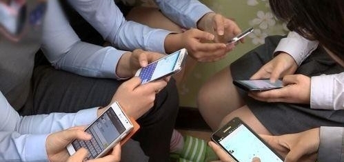 <strong>스마트폰 사용하는 청소년들</strong><br>
[연합뉴스TV 제공.